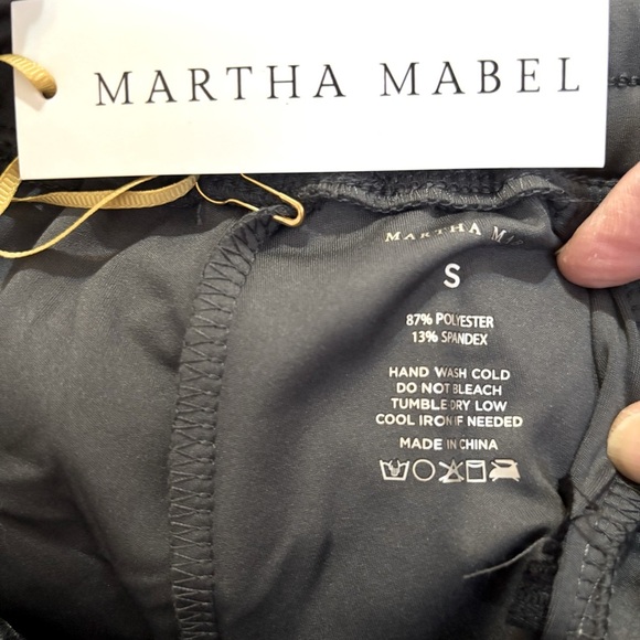 Scrubs Grey Jogger Sz Small.
14” waist with an extra 3” of stretch
Martha Mabel - Picture 3 of 7